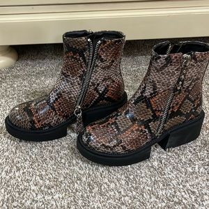 Seven7 Vault Boot NWT snake print NWT
